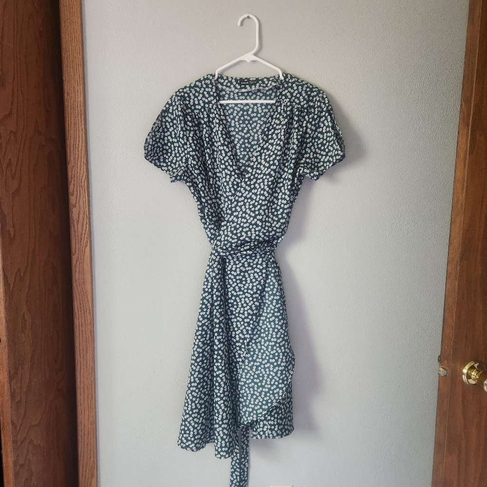 SHEIN Green and White Asymmetrical Sundress with V-Neck